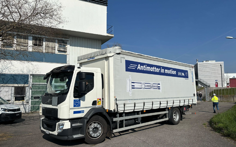 Der Lkw meistert seine Fahrt ohne ZwischenfÀlle. - Foto: Christiane Oelrich/dpa Der Lkw meistert seine Fahrt ohne ZwischenfÀlle. - Foto: Christiane Oelrich/dpa