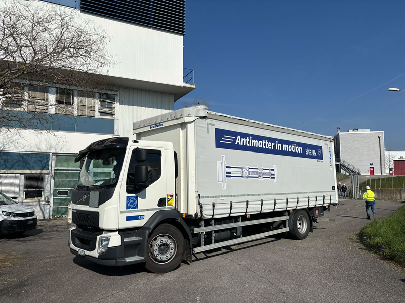 Der Lkw meistert seine Fahrt ohne Zwischenfälle.  - Foto: Christiane Oelrich/dpa