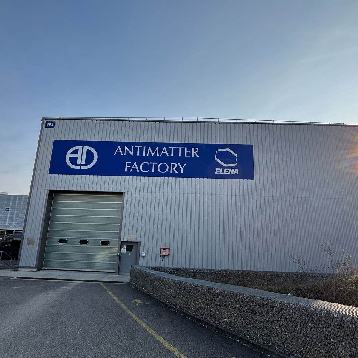 In der Antimaterie-Fabrik werden die Antiprotonen entschleunigt und gespeichert. - Foto: Christiane Oelrich/dpa