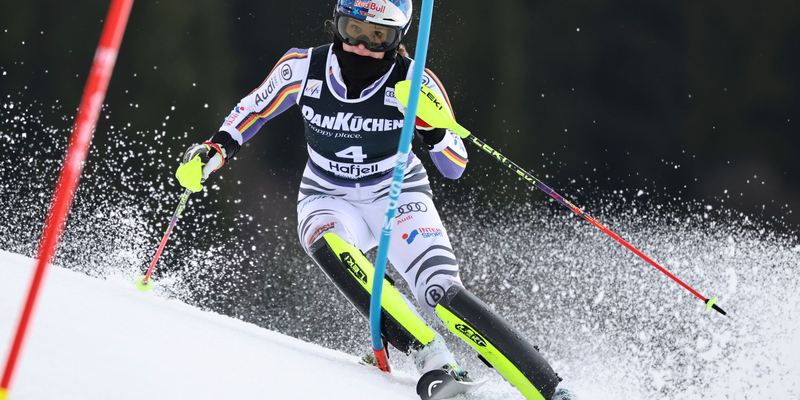 Konnte US-Star Shiffrin im Slalom nich schlagen: das deutsche Ski-Juwel Emma Aicher. - Foto: Marco Trovati/AP/dpa
