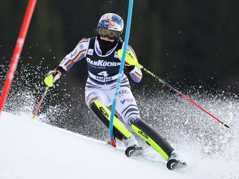 Konnte US-Star Shiffrin im Slalom nich schlagen: das deutsche Ski-Juwel Emma Aicher. - Foto: Marco Trovati/AP/dpa