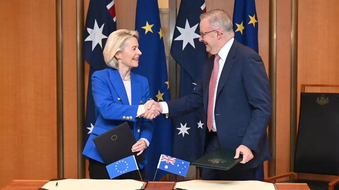 Geschafft: EU-Kommissionspräsidentin von der Leyen und Australiens Premier Albanese geben den Abschluss der Verhandlungen bekannt. - Bild: Lukas Coch/AAP/dpa