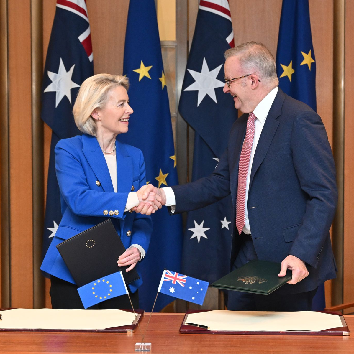 Geschafft: EU-Kommissionspräsidentin von der Leyen und Australiens Premier Albanese geben den Abschluss der Verhandlungen bekannt. - Foto: Lukas Coch/AAP/dpa