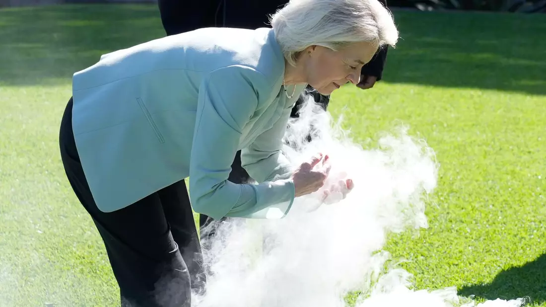 Auf ihrer Australien-Reise nahm von der Leyen auch an einer traditionellen Rauchzeremonie der Aborigines im Admiralty House in Sydney teil. Der Rauch soll unter anderem böse Geister vertreiben. - Bild: Rick Rycroft/AP/dpa