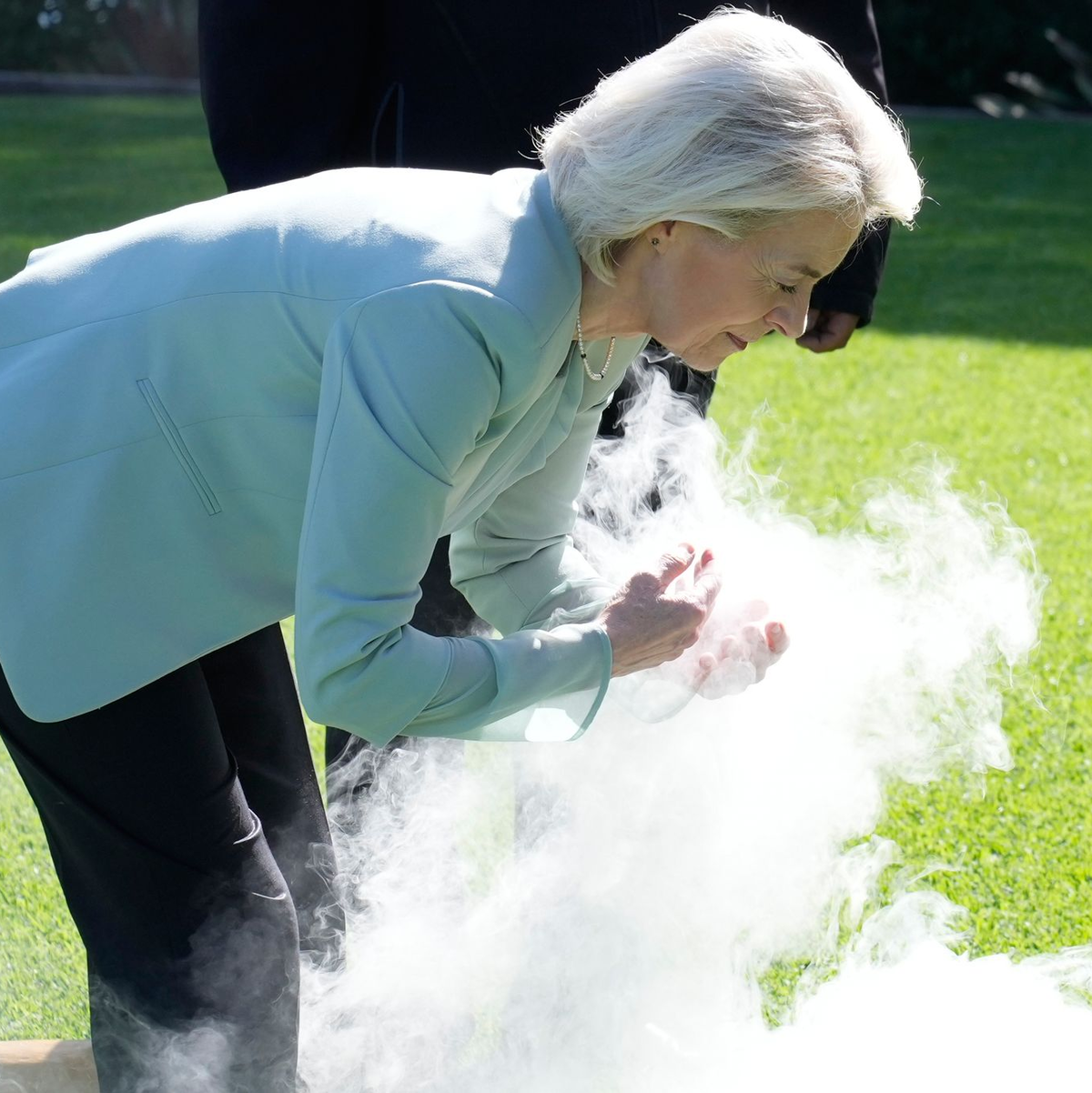 Auf ihrer Australien-Reise nahm von der Leyen auch an einer traditionellen Rauchzeremonie der Aborigines im Admiralty House in Sydney teil. Der Rauch soll unter anderem böse Geister vertreiben. - Foto: Rick Rycroft/AP/dpa