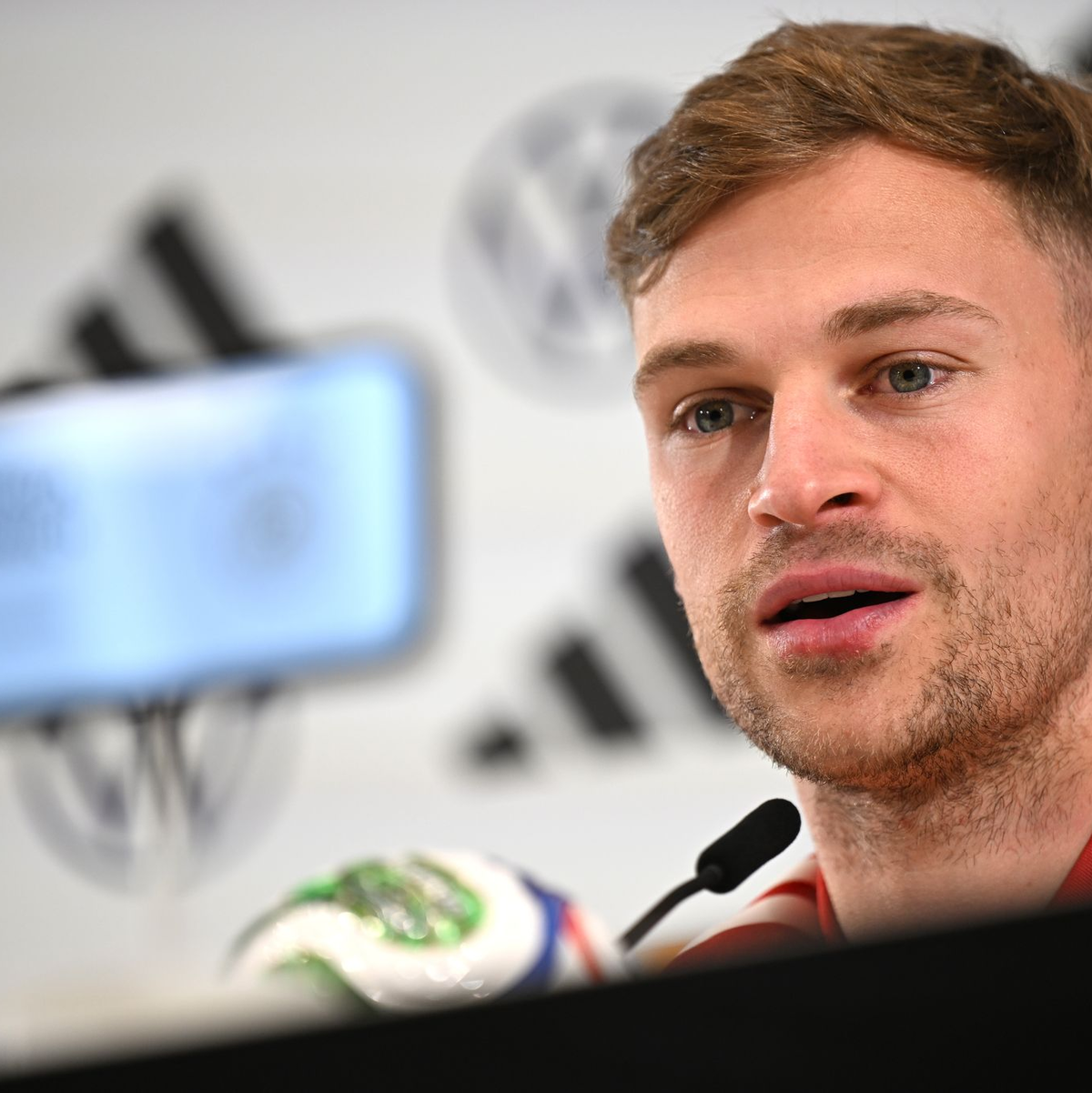 DFB-Kapitän Kimmich spricht bei der DFB-Pressekonferenz.  - Foto: Federico Gambarini/dpa