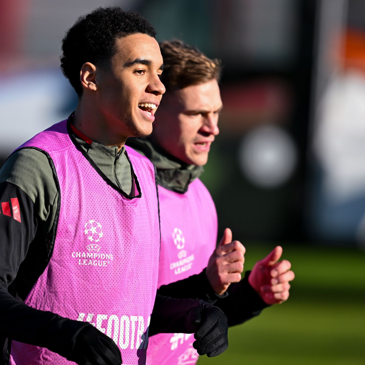 Musiala (l.) und Kimmich kennen sich schon lange. (Archivbild) - Foto: Sven Hoppe/dpa