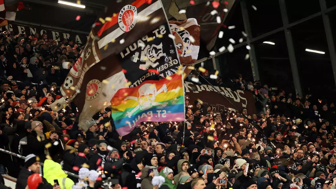 Die Fans des FC St. Pauli gelten in gesellschaftspolitischen Fragen als progressiv. (Archivbild) - Bild: Christian Charisius/dpa