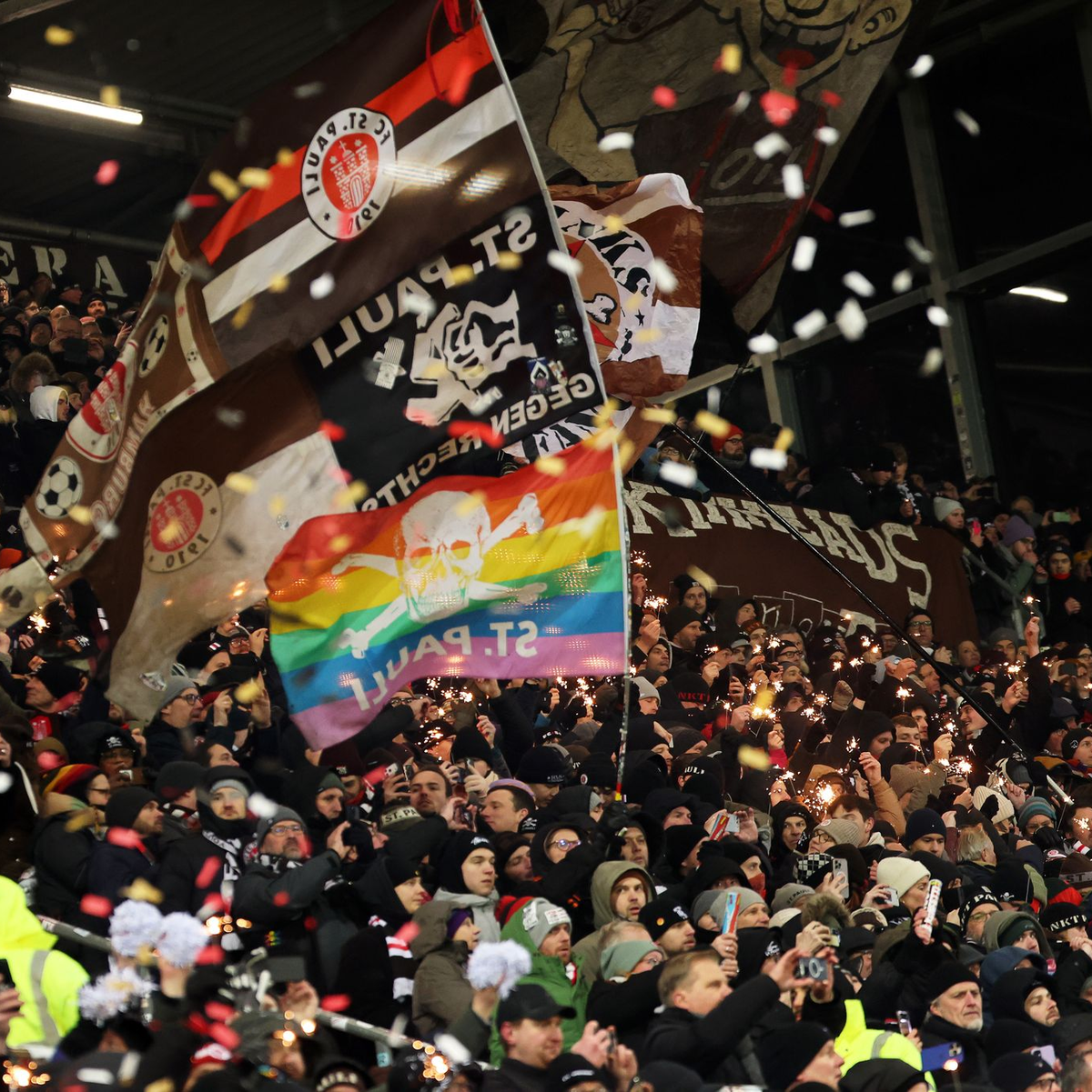 Die Fans des FC St. Pauli gelten in gesellschaftspolitischen Fragen als progressiv. (Archivbild) - Foto: Christian Charisius/dpa