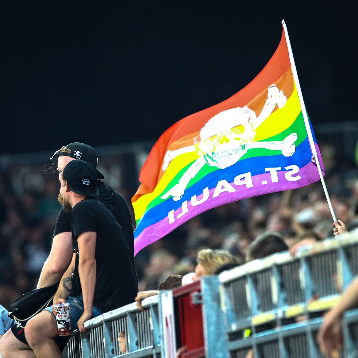 Fans des FC St. Pauli mit der Regenbogenfahne, die weltweit als Symbol für Vielfalt, Toleranz und Akzeptanz steht. (Archivbild) - Foto: Christian Charisius/dpa