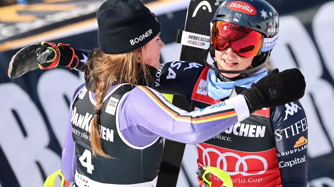 Faire Rivalinnen: Emma Aicher (l) und Mikaela Shiffrin. - Bild: Marco Trovati/AP/dpa