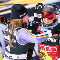 Faire Rivalinnen: Emma Aicher (l) und Mikaela Shiffrin. - Foto: Marco Trovati/AP/dpa