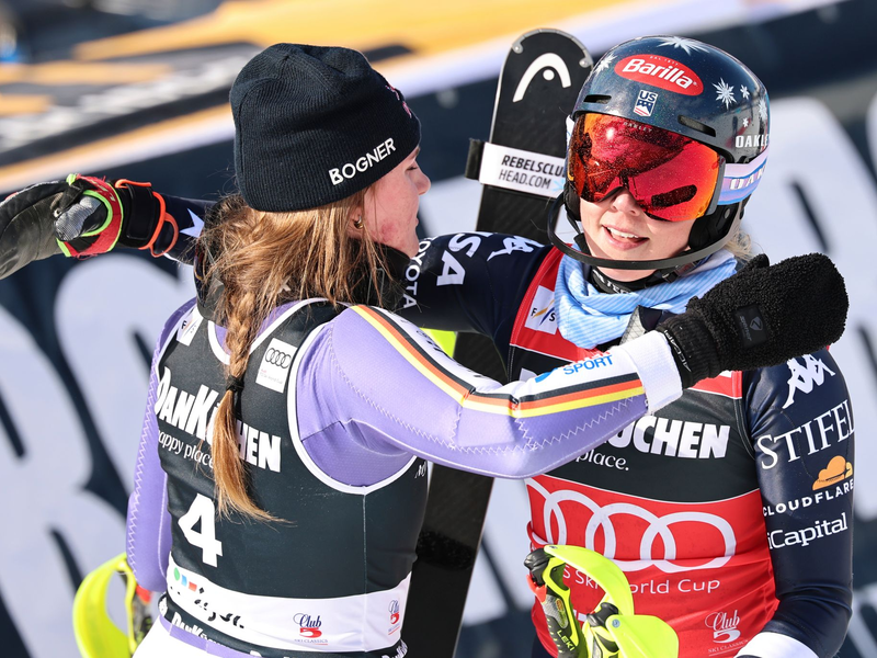 Faire Rivalinnen: Emma Aicher (l) und Mikaela Shiffrin. - Foto: Marco Trovati/AP/dpa