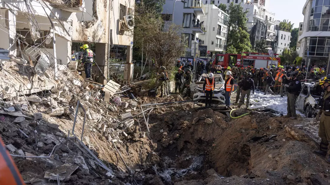 In Israel schlagen weiterhin aus dem Iran abgefeuerte Raketen ein. - Bild: Itai Ron/dpa