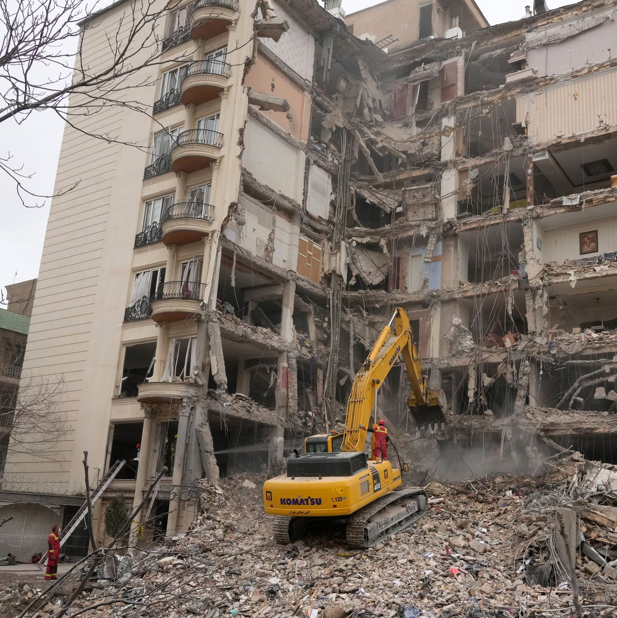 Die Angriffe der USA und Israel auf den Iran dauern an. - Foto: Vahid Salemi/AP/dpa