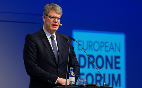 Bundesverkehrsminister Patrick Schnieder (CDU) möchte bald einen Gesetzentwurf zum Drohneneinsatz vorlegen. - Foto: Henning Kaiser/dpa