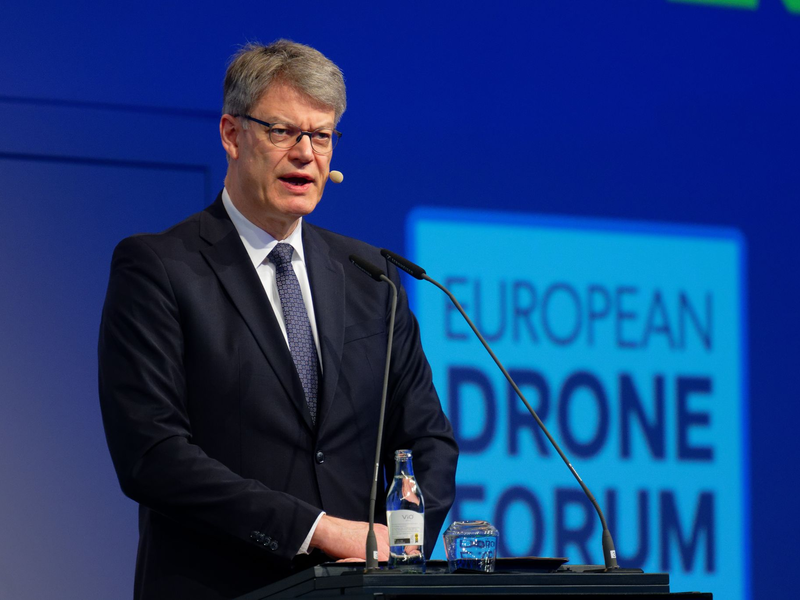 Bundesverkehrsminister Patrick Schnieder (CDU) möchte bald einen Gesetzentwurf zum Drohneneinsatz vorlegen. - Foto: Henning Kaiser/dpa