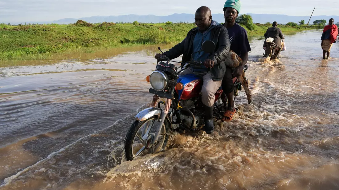Nach heftigen Regenfällen sind viele kenianische Straßen überschwemmt. - Bild: Andrew Kasuku/AP/dpa