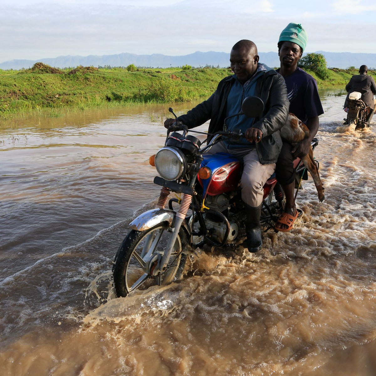 Nach heftigen Regenfällen sind viele kenianische Straßen überschwemmt. - Foto: Andrew Kasuku/AP/dpa