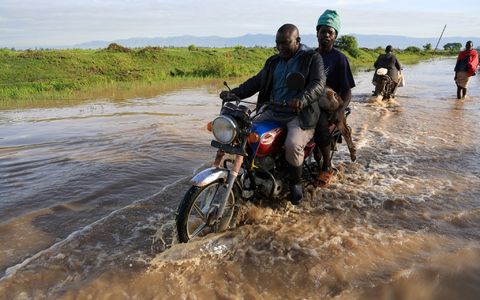 Nach heftigen Regenfällen sind viele kenianische Straßen überschwemmt. - Foto: Andrew Kasuku/AP/dpa