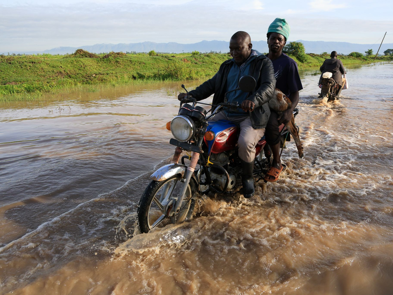 Nach heftigen Regenfällen sind viele kenianische Straßen überschwemmt. - Foto: Andrew Kasuku/AP/dpa