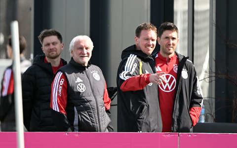 Gute Laune im sonnigen Franken: Sportdirektor Rudi Völler (v.l.), Bundestrainer Julian Nagelsmann und Assistenzcoach Benjamin Glück beim Training. - Foto: Federico Gambarini/dpa