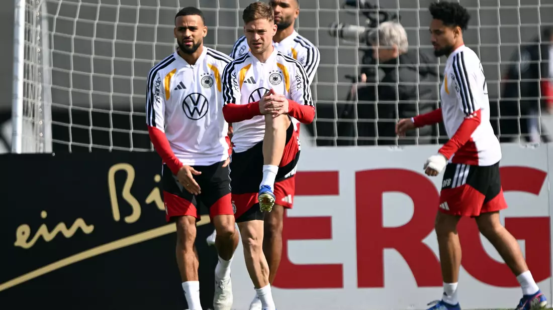 Der Kapitän geht voran, auch auf dem Trainingsplatz: Joshua Kimmich (M). - Bild: Federico Gambarini/dpa