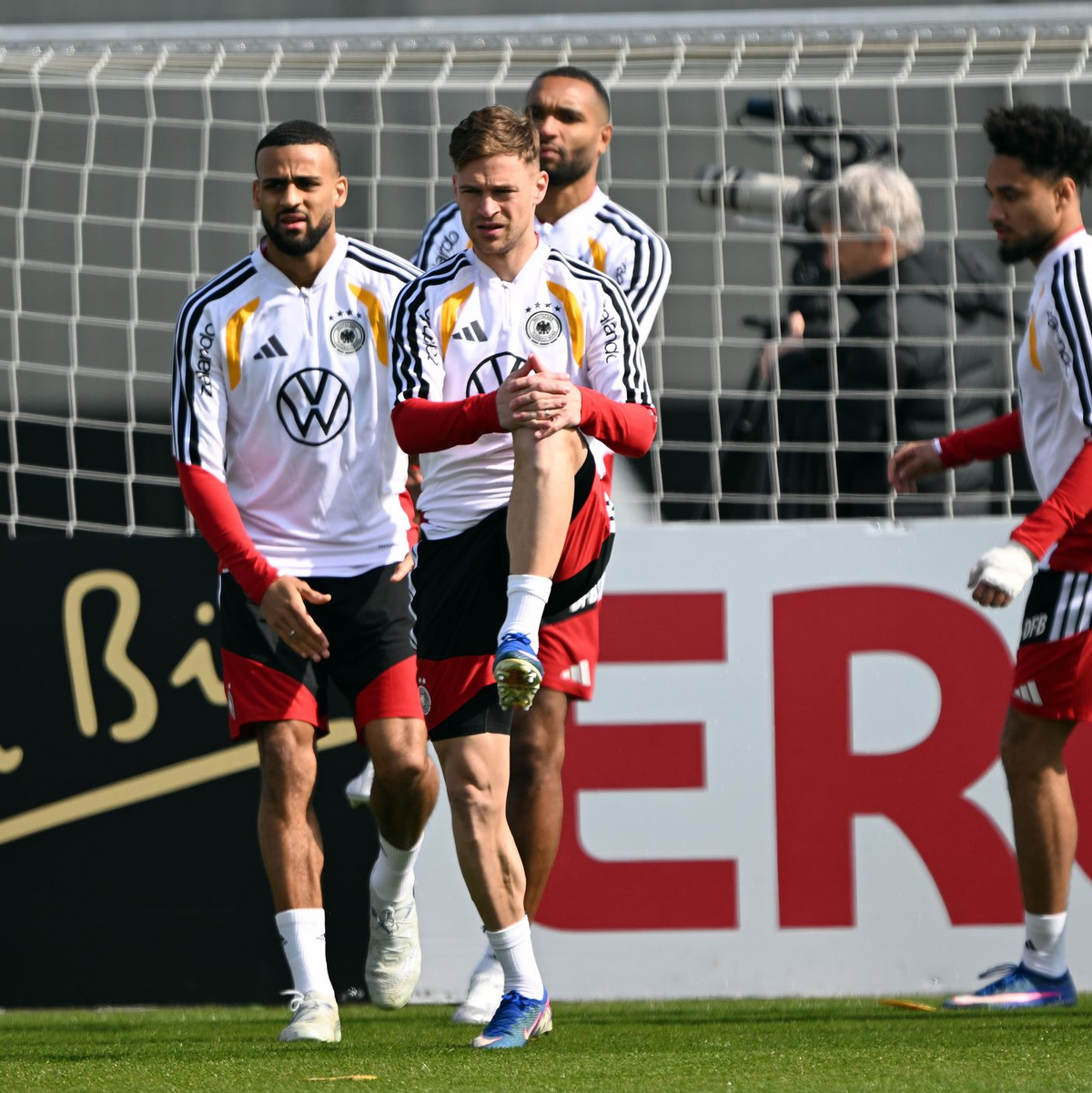 Der Kapitän geht voran, auch auf dem Trainingsplatz: Joshua Kimmich (M). - Foto: Federico Gambarini/dpa