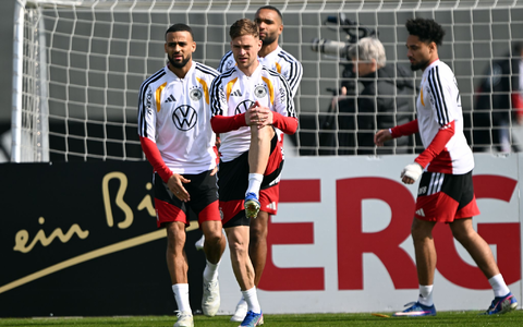 Der Kapitän geht voran, auch auf dem Trainingsplatz: Joshua Kimmich (M). - Foto: Federico Gambarini/dpa