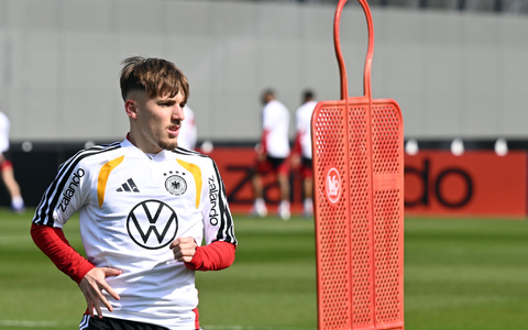 Erstmals im Kreis der Nationalmannschaft: Bayern-Youngster Lennart Karl. - Foto: Federico Gambarini/dpa