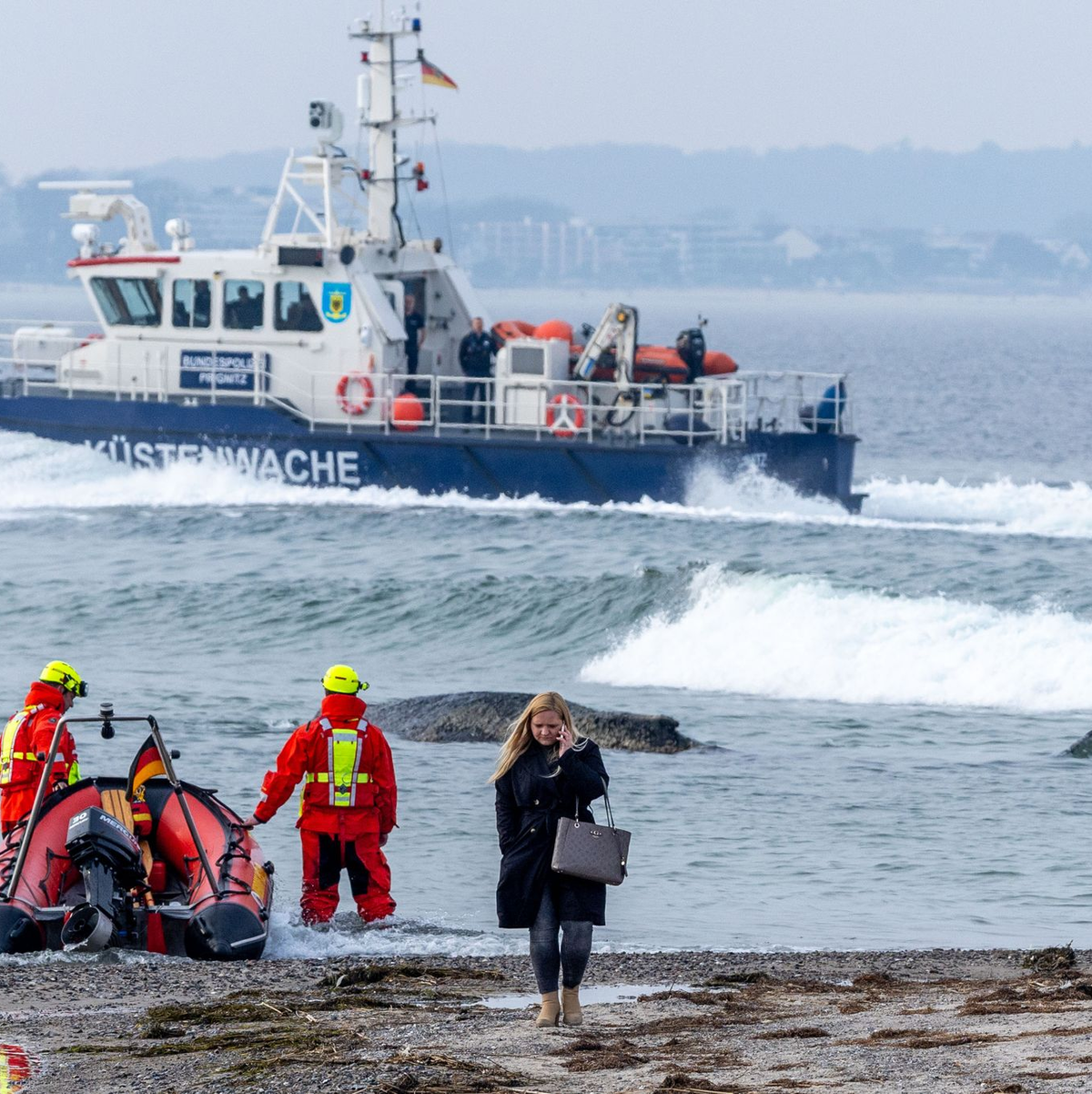 Die Rettung des großen Wals ist laut Experten nicht leicht - es könne auch sein, dass das Tier danach gleich wieder strande oder verende. - Foto: Jens Büttner/dpa