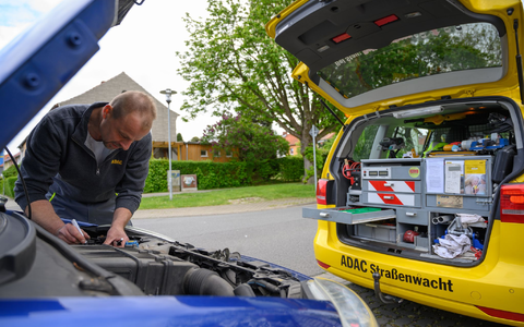 Die Pannenhilfe gehört zum Angebot des ADAC. (Archivbild) - Foto: Christophe Gateau/dpa