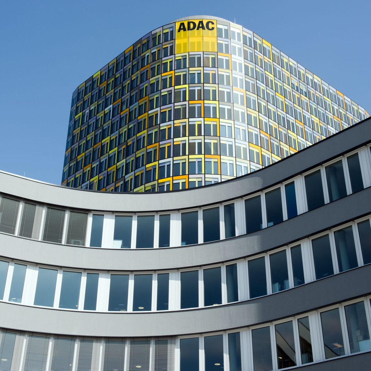 Der ADAC erwägt, die Preise zu erhöhen. (Archivbild) - Foto: Peter Kneffel/dpa