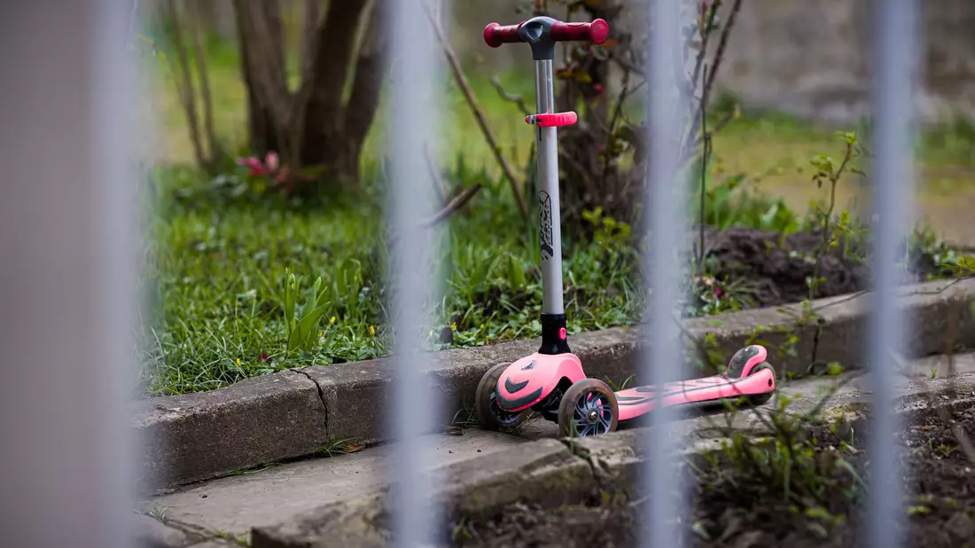 Ein Tretroller steht vor dem Einfamilienhaus in der Region Hannover, in dem sich die Tat ereignete. - Bild: Moritz Frankenberg/dpa