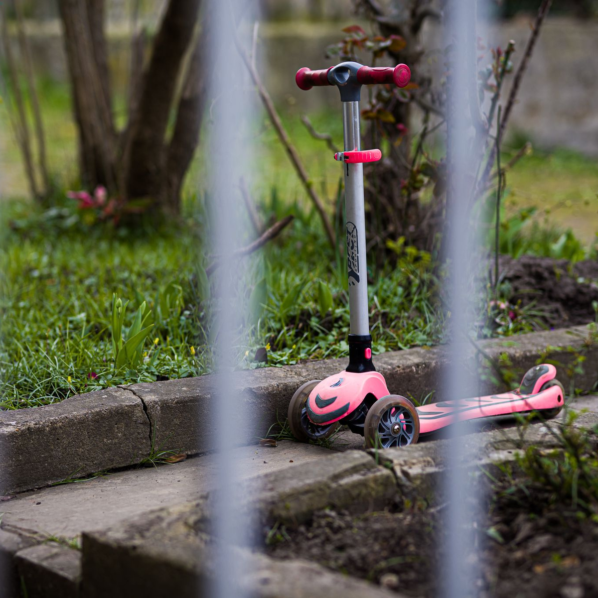 Ein Tretroller steht vor dem Einfamilienhaus in der Region Hannover, in dem sich die Tat ereignete. - Foto: Moritz Frankenberg/dpa