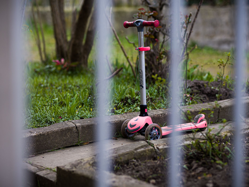 Ein Tretroller steht vor dem Einfamilienhaus in der Region Hannover, in dem sich die Tat ereignete. - Foto: Moritz Frankenberg/dpa