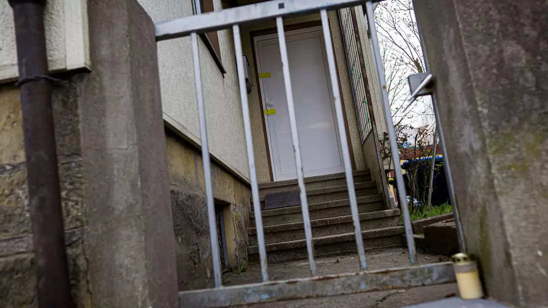 Ein Grablicht wurde vor dem Einfamilienhaus abgestellt. - Bild: Moritz Frankenberg/dpa