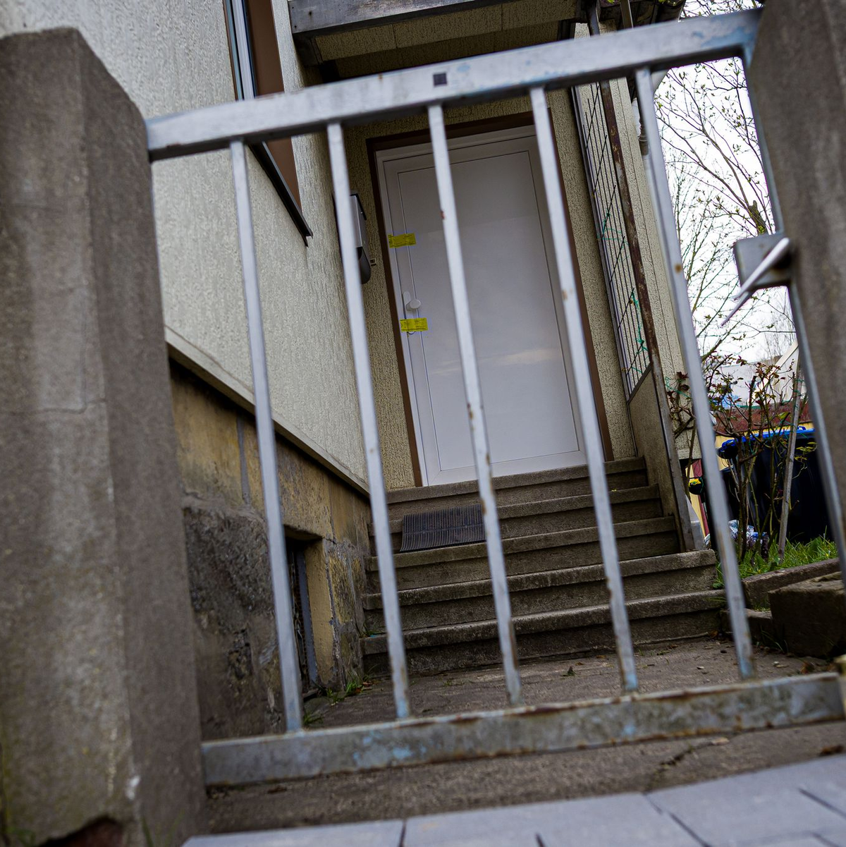 Ein Grablicht wurde vor dem Einfamilienhaus abgestellt. - Foto: Moritz Frankenberg/dpa