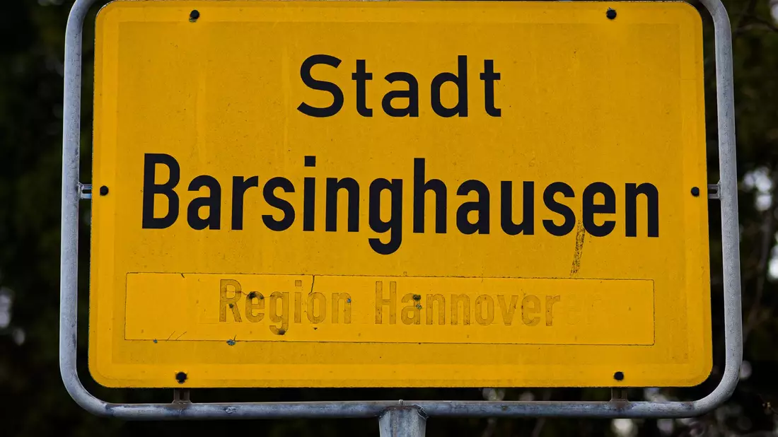 Ein 49 Jahre alter Mann soll eine 38-Jährige in Barsinghausen bei Hannover tödlich und die gemeinsame 13-jährige Tochter lebensgefährlich verletzt haben. - Bild: Moritz Frankenberg/dpa