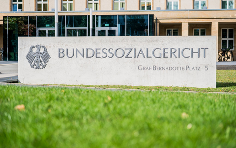 Nach der Entscheidung des Bundessozialgerichts muss das Landessozialgericht nun genauer prüfen, welche psychischen Belastungen Leichenumbetter und Feuerwehrleute erleben. (Archivbild) - Foto: Andreas Arnold/dpa