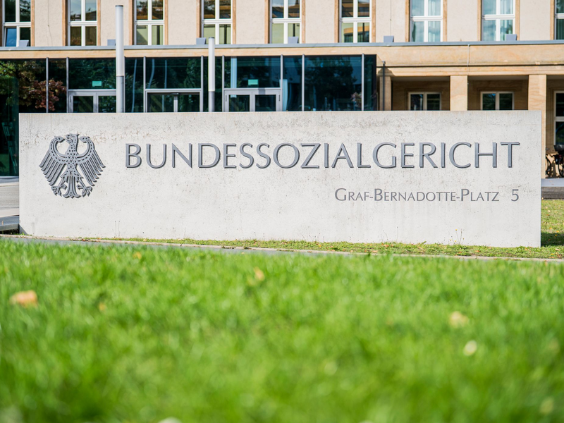 Nach der Entscheidung des Bundessozialgerichts muss das Landessozialgericht nun genauer prüfen, welche psychischen Belastungen Leichenumbetter und Feuerwehrleute erleben. (Archivbild) - Foto: Andreas Arnold/dpa