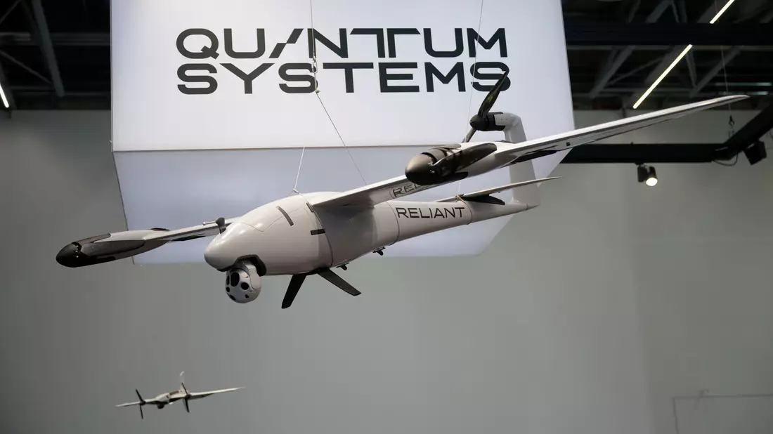 Eine Drohne am Messestand von Quantum Systems. - Bild: Henning Kaiser/dpa