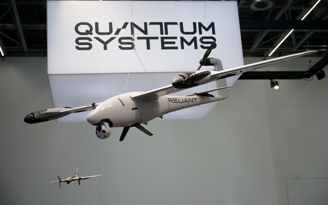 Eine Drohne am Messestand von Quantum Systems. - Foto: Henning Kaiser/dpa