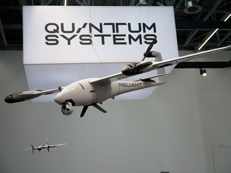 Eine Drohne am Messestand von Quantum Systems. - Foto: Henning Kaiser/dpa