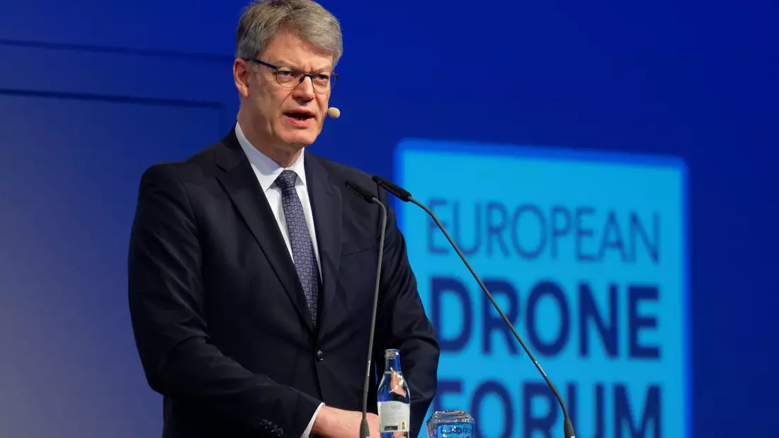 Bundesverkehrsminister Patrick Schnieder (CDU) möchte bald einen Gesetzentwurf zum Drohneneinsatz vorlegen. - Bild: Henning Kaiser/dpa