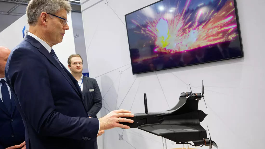 Bundesverkehrsminister Patrick Schnieder (CDU) bei der Messe Xponential am Messestand von Rheinmetall, wo eine Abfangdrohne zu sehen ist.  - Bild: Henning Kaiser/dpa