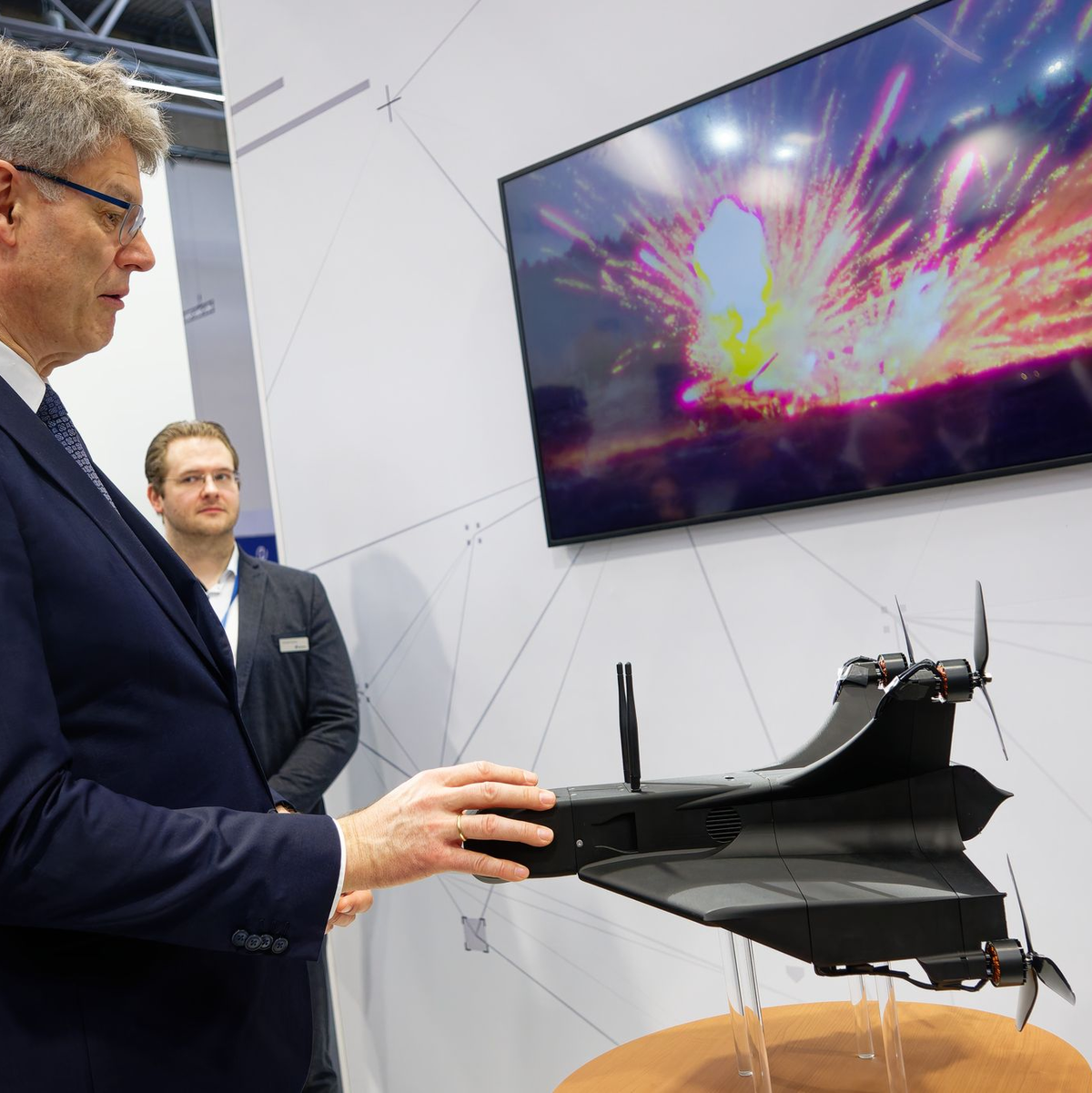 Bundesverkehrsminister Patrick Schnieder (CDU) bei der Messe Xponential am Messestand von Rheinmetall, wo eine Abfangdrohne zu sehen ist.  - Foto: Henning Kaiser/dpa