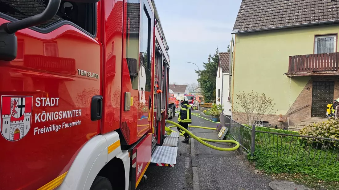 FW Königswinter: Brandausbreitung auf Wohnhaus verhindert - Bild: presseportal.de