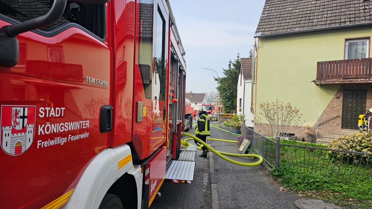 FW Königswinter: Brandausbreitung auf Wohnhaus verhindert - Foto: presseportal.de