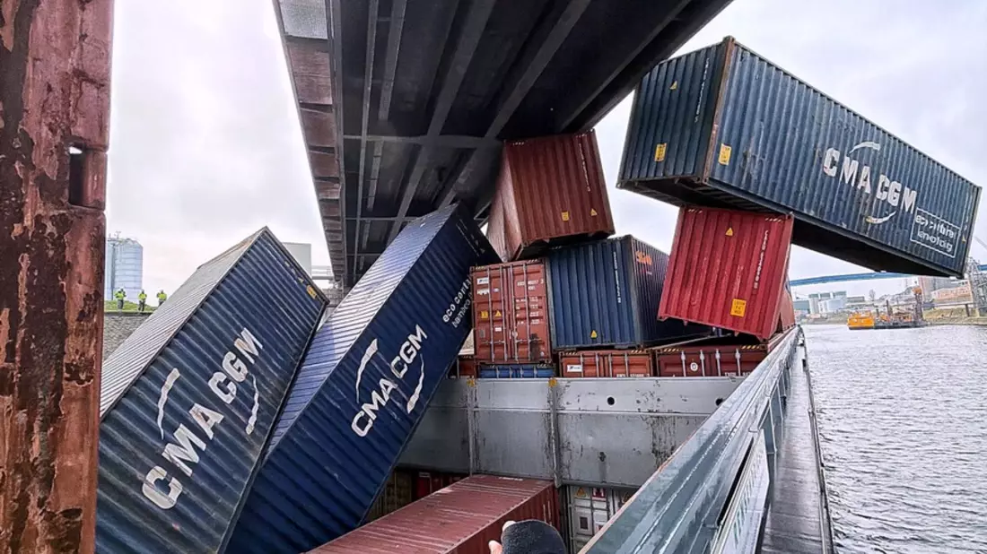 FW-NE: Containerschiff kollidiert mit Brücke | Container stürzen ins Wasser - Bild: presseportal.de